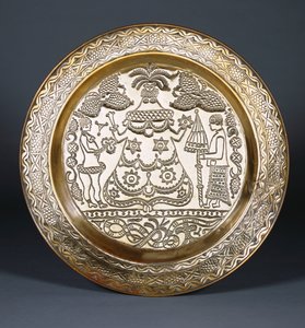 En Efik messinglader preget med en sentral kledd kvinnefigur og to tjenere som holder en vifte og en paraply