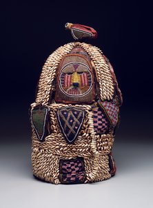 House of the Head Shrine (ile ori), sent på 1800- til tidlig på 1900-tallet (skinn, cowrie-skjell, glassperler, tøy og metall)