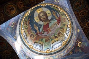 Kristus Pantokrator under den sentrale kuppelen til Frelserens blodsøl i St. Peters av Nikolai Nikolayevich Harlamov
