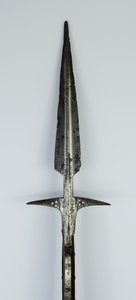 Lugged Spear, midten av 1400-begynnelsen av 1500-tallet (stål med kobberinnlegg og moderne restaureringer)