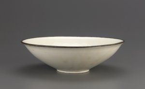 Ding wareskål med innskåret lotusdekor, Hebei-provinsen, 11.-begynnelsen av 1100-tallet (keramikk)