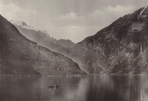 I Geirangerfjorden (s/hvitt foto) av Norwegian Photographer