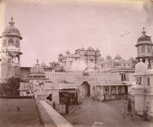 Utsikt over bypalasset, med inngangsporten i forgrunnen, Udaipur av O.S. Baudesson