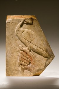 Reliefffragment av en Akh-fugl (kalkstein)