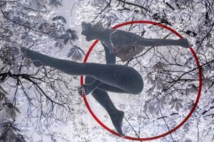 Aeralist, 2021 (blandet teknikk på lerret) av Olivia Gozzano