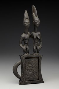 Speilkasse, før 1938 (tre og speil) av Olowe of Ise