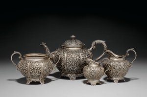 Repousse firedelt tesett, sent på 1800-tallet av Oomersi Mawji