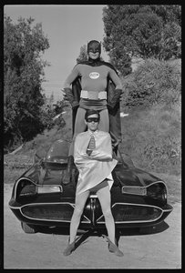 Batman og Robin og Batmobile på settet til TV-serien "Batman". av Orlando Suero