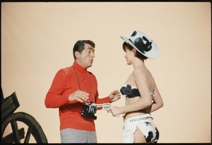 Dean Martin som Matt Helm på settet "The Silencers" av Orlando Suero