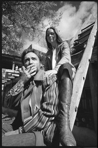 Dennis Hopper og kona Michelle Phillips på en stige i New Mexico