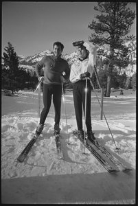 Janet Leigh og Tony Curtis på ski under vinter-OL, Squaw Valley, California av Orlando Suero