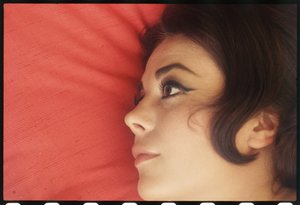 Natalie Wood hjemme med hodet på puten av Orlando Suero