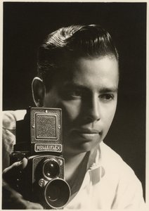 Orlando Suero-portrett med Rolleiflex-kamera, ca. 1954 (s/hvitt-bilde) av Orlando Suero
