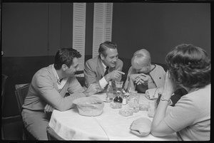 Paul Newman, Mort Sahl og Joanne Woodward fleiper til middag av Orlando Suero