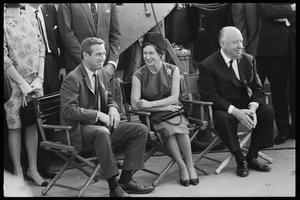 Paul Newman, prinsesse Margaret og Alfred Hitchcock på settet til "Torn Curtain" av Orlando Suero