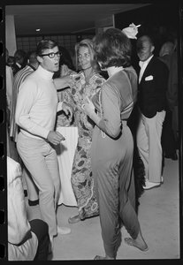 Roddy McDowall, Lauren Bacall og Shirley MacLaine på en hjemmefest i Malibu