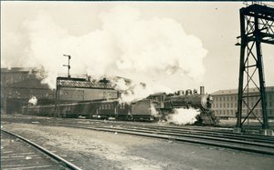 Jernbanetog forlater Union Station, St. Louis av Oscar C. Kuehn