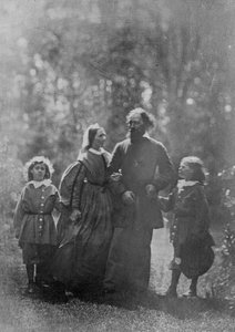 Alfred, Lord Tennyson med sin kone Emily og to sønner, Hallam og Lionel, ca. 1862 (albumtrykk)