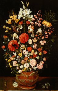 Tulipaner, liljer, iris, roser, nelliker, peoner og andre blomster i en skulpturert terrakotta urne