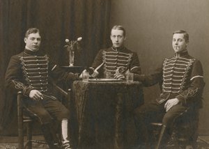 Tre unge uniformerte kavalerister, Malmö, Sverige, 1920-tallet av Otto Ohm