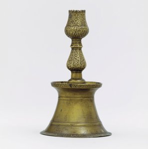 En ottomansk lysestake i messing, halsen med innskåret arabesk-dekor som stiger opp i form av en tulipan av Ottoman School