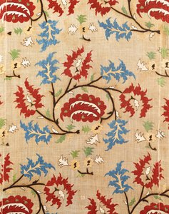 Detalj av et lintrekk, brodert med en meander av røde og blå blomstersprayer av Ottoman School