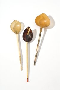 Tre osmanske skjeer fra 1700-tallet (Sherbat) (perle, perlemor, corra, bein, messing) av Ottoman School