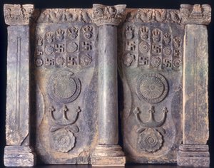 Frise som viser Buddhas fotavtrykk, Gandhara 1. til 5. århundre e.Kr.;