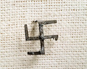 Kristen antikvitet: fibule i form av svastika (som vil inspirere korsgammee). 1. til 3. århundre. Nasjonalmuseet for arkeologi i Saint Germain en Laye av Paleo Christian