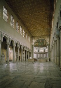 Innvendig utsikt over kirken St Sabina, sentralskip, grunnlagt på 500-tallet av Paleo Christian