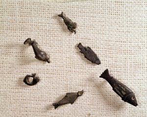 Kristen antikvitet: fibuler og metallsmykker i form av fisk. Nasjonalmuseet for arkeologi, Saint Germain en Laye