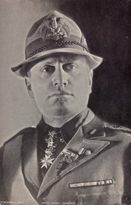 Album "Duce": Benito Mussolini i uniform Militia (s/hv-bilde) av Pandimiglio Pandimiglio
