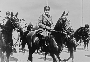 Album "Duce": Benito Mussolini på hesteryggen med følget i Roma (s/hv-bilde) av Pandimiglio Pandimiglio