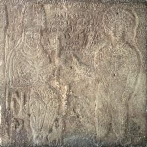Sjelden stele som viser Artabanus V, den siste parthiske kongen, investerer Khwasak, satrapen til Susa: han gir en ring som emblem for sin autoritet, fra Susa, Iran, 14. september 215 e.Kr. (kalkstein)