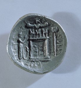 Tetradrachm av Vahbarz, konge av Persis, som viser et zoroastrisk brannalter (omvendt) (se også 180367)