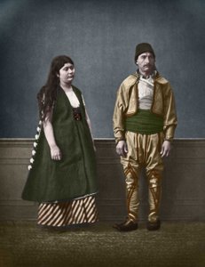 Portrett av en bulgarsk kvinne fra Sofia og en bulgarsk mann rundt 1890. Fargelegg fotografi av Pascal Sebah (1838-1890).