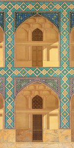 Detalj av gårdsarkadene i Medrese-i-Shah-Hussein, Isfahan, plate 26-27 fra Modern Monuments of Persia, gravert av A. Levie, 1856 litho