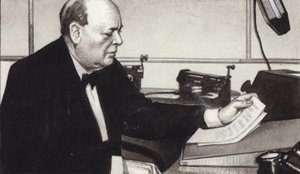 Winston Churchill holder en av sine berømte krigstidssendinger på radio (gouache på papir)