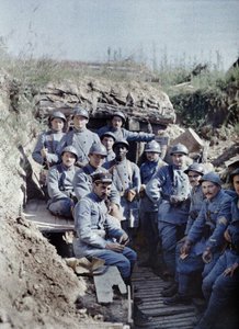 En gruppe franske soldater i en skyttergrav på frontlinjen, Hirtzbach, Department Haut-Rhin, Alsace, Frankrike, 16. juni 1917 (autokrom)