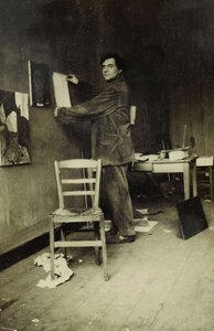 Amedeo Modigliani i studioet hans, ca. 1915 (s/hvitt-bilde) av Paul Guillaume