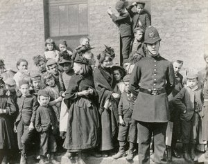 En politimanns begravelse i London, 1894 av Paul Martin