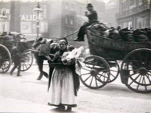 En kvinnelig avisselger, London, ca. 1890-tallet (s/hvitt-bilde)