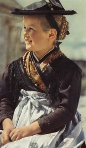 Tidlig fargefotografering: Liten jente fra Sarn-dalen, Sarentino (fargebilde)