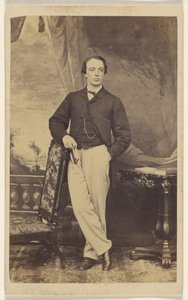 [Uidentifisert mann, stående] av Pearson and Patterson