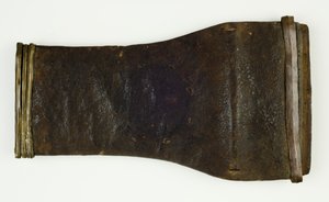 Slire for kort sverd (tre, krypdyrskinn, snor, messing og kobbertråd) av People Fulani