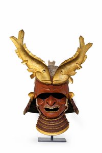 En kawari kabuto (eksotisk hjelm) (viltebust og lakkert jern)