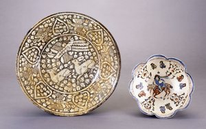 En Sultanabad keramikkfat, som viser to sittende hjort blant tette bladmotiver, 1300-tallet av Persian School