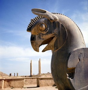 En griffon, legendarisk skapning halvt ørn, halvt løve. Kolonne av Apadana, stor rettssal, overvunnet av disse hovedstedene, palasset til Darius I, Persepolis, Iran. av Persian School