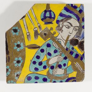 En Safavid Persia cuerda seca keramikkflis fra slutten av 1600-tallet som viser en mann som spiller en fløyte i en turban av Persian School