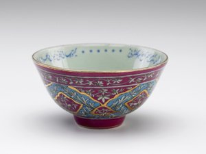 Skål med påskrevet dikt, Iran, Qajar-dynastiet, slutten av 1800- eller begynnelsen av 1900-tallet (keramikk)